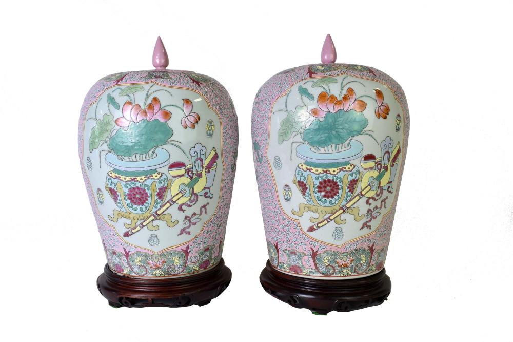 PAIR OF CHINESE FAMILLE ROSE PORCELAIN