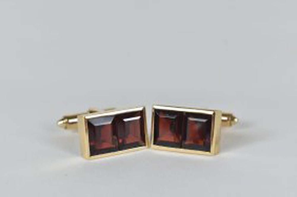 PAIR OF 14KT GOLD AND BROWN GARNET 3536c6