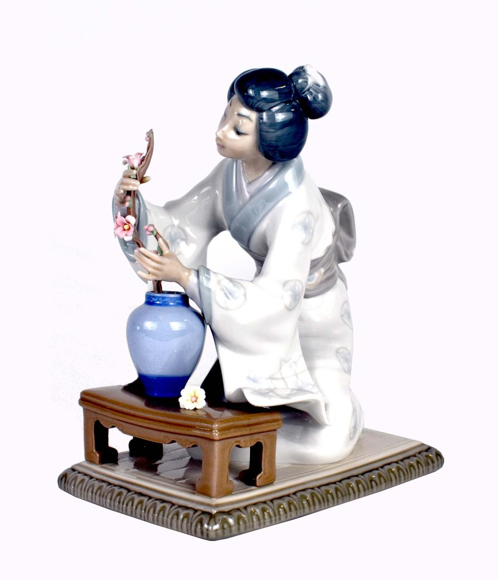 LLADRO PORCELAIN OF JAPANESE GIRLMarked 353714