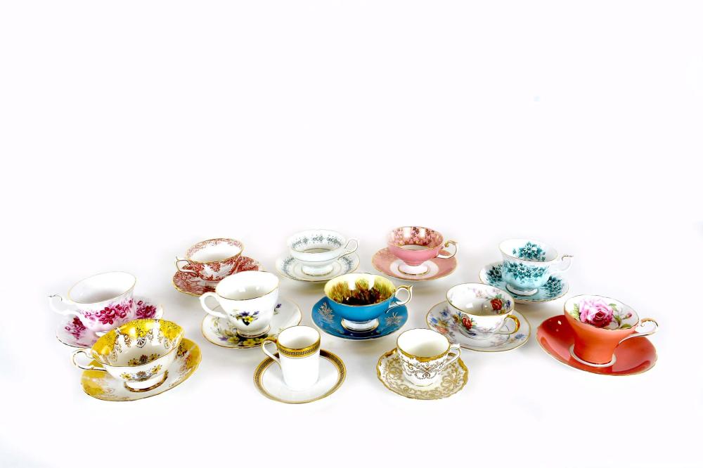 COLLECTION OF 12 ENGLISH PORCELAIN 353802