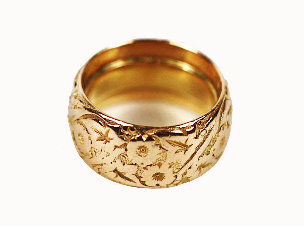 ANTIQUE 18KT. GOLD BAND RINGFour