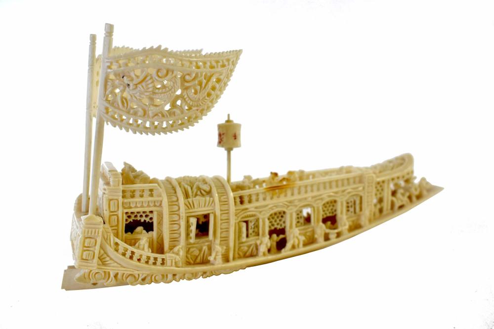 CHINESE CARVED PLEASURE BOATThe