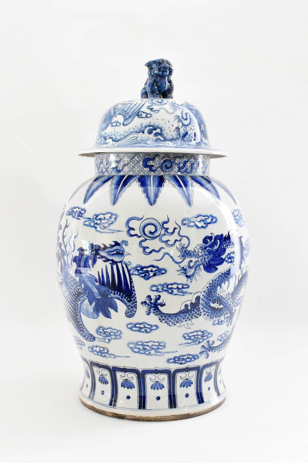 CHINESE BLUE AND WHITE COVERED 353970