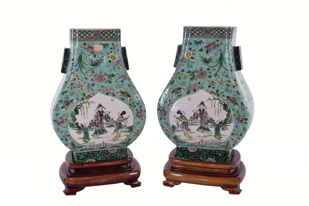 PAIR OF CHINESE KANGXI FAMILLE 3539a8