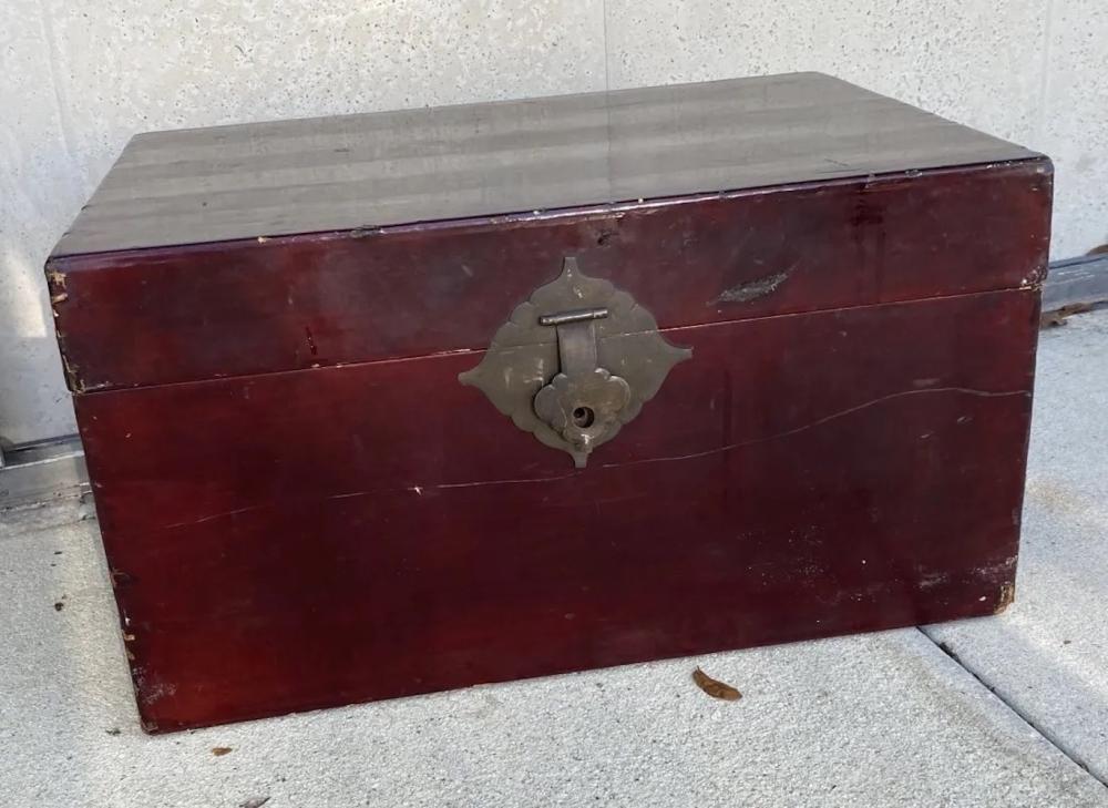 CHINESE RED LACQUERED VELLUM TRUNKRectangular  353a21