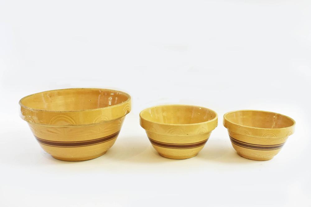 THREE 1930S POTTERY MIXING BOWLSThree