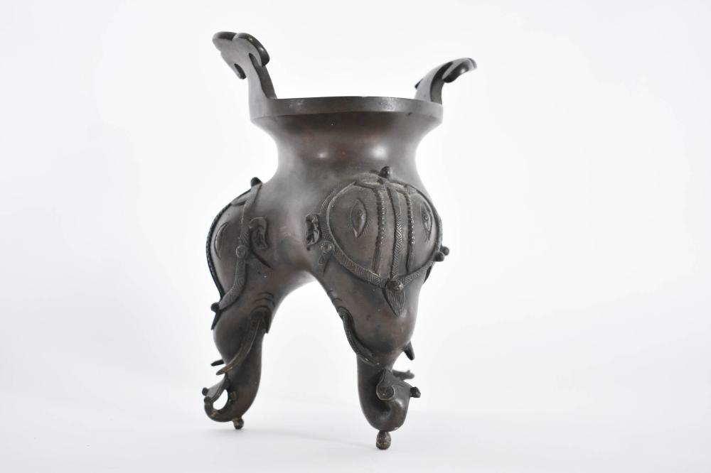 CHINESE PATINATED BRONZE TRIPOD 353d0f