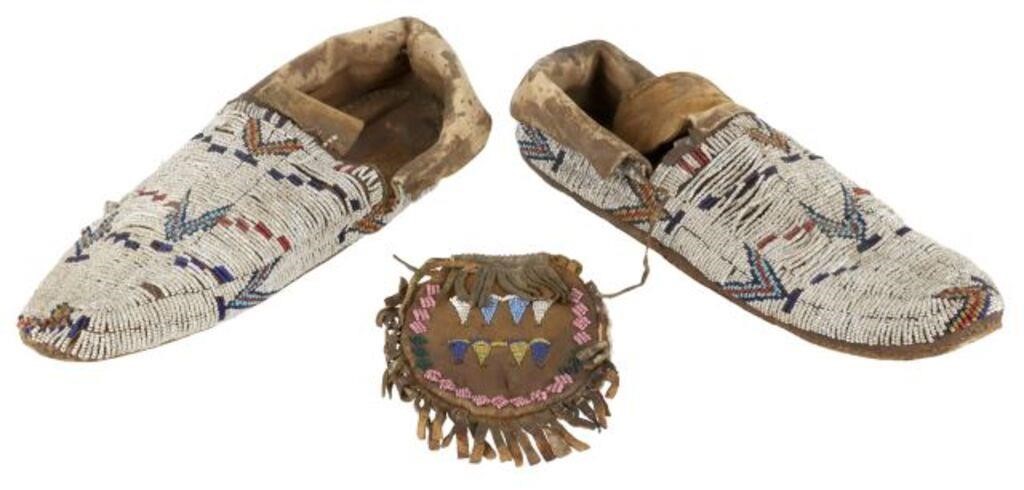  2 NATIVE AMERICAN BEADED MOCCASINS 353e4c