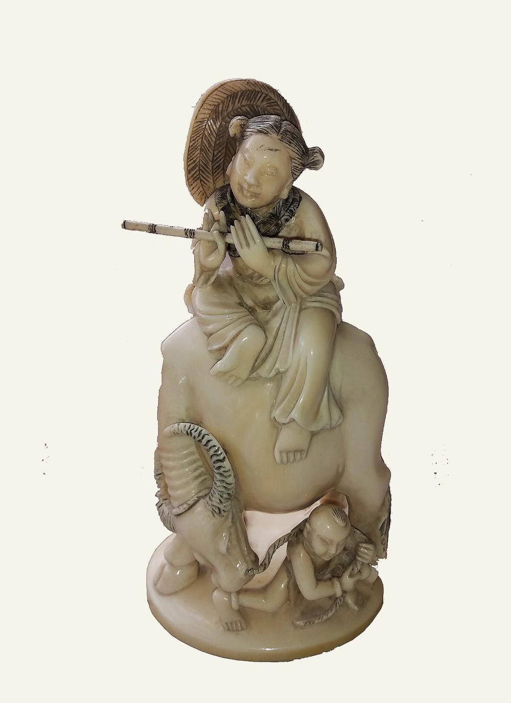 CHINESE CARVED FIGURE OF A MAIDEN 353f2d
