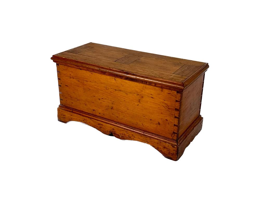 DIMINUTIVE CHEST NEW ENGLAND, MID-