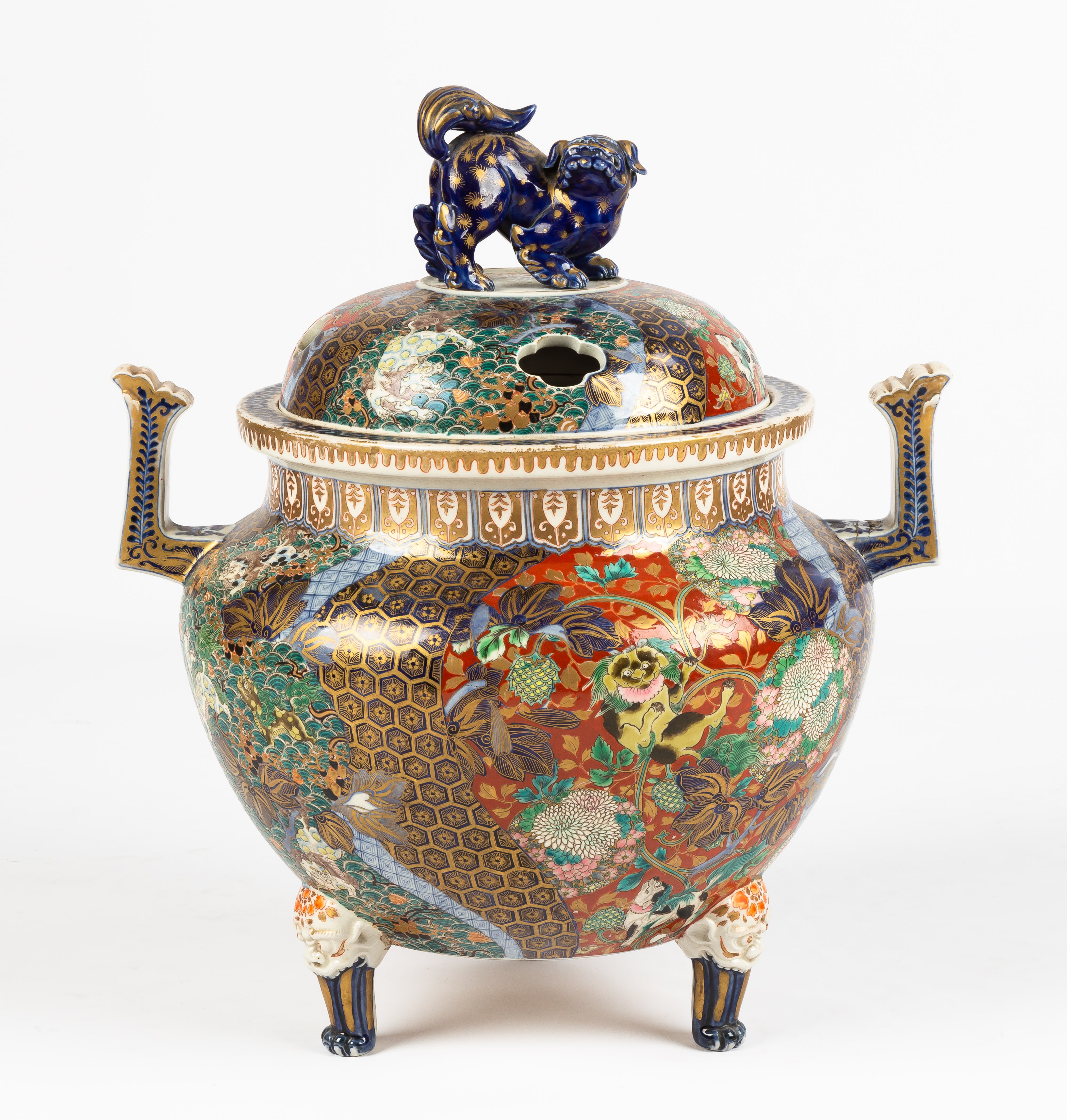 IMARI FOOTED POT WITH FOO DOG LID