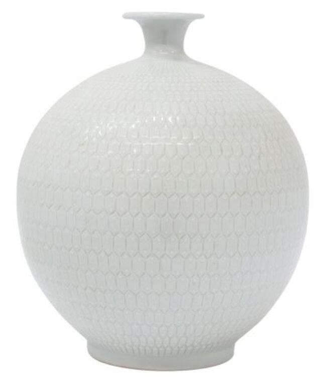 JAPANESE WHITE PORCELAIN GLOBULAR 35600c