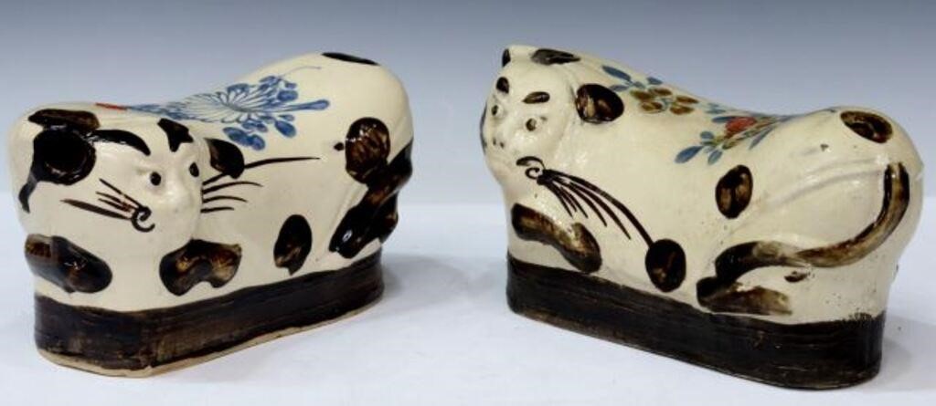  2 CHINESE CERAMIC CAT FORM NECK 3563a1