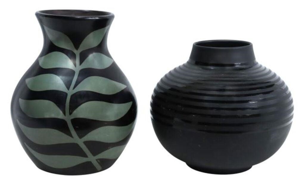  2 LARGE DECORATIVE BLACK CERAMIC 3563b6