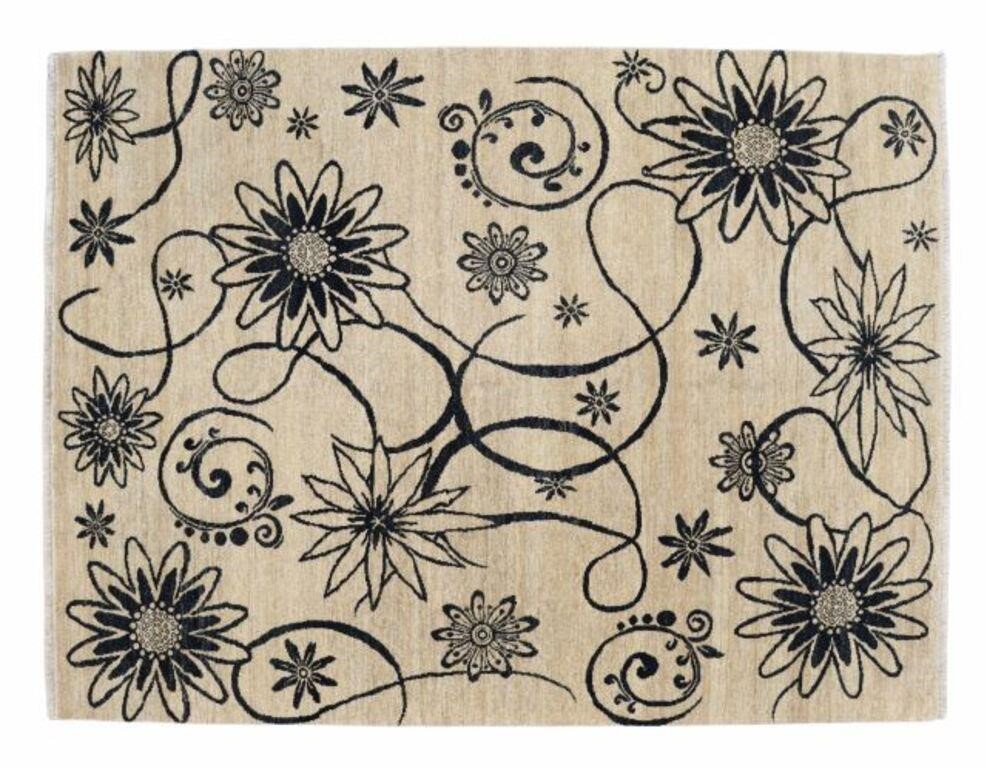 HAND-TIED FLORAL MOTIF RUG, INDIA,