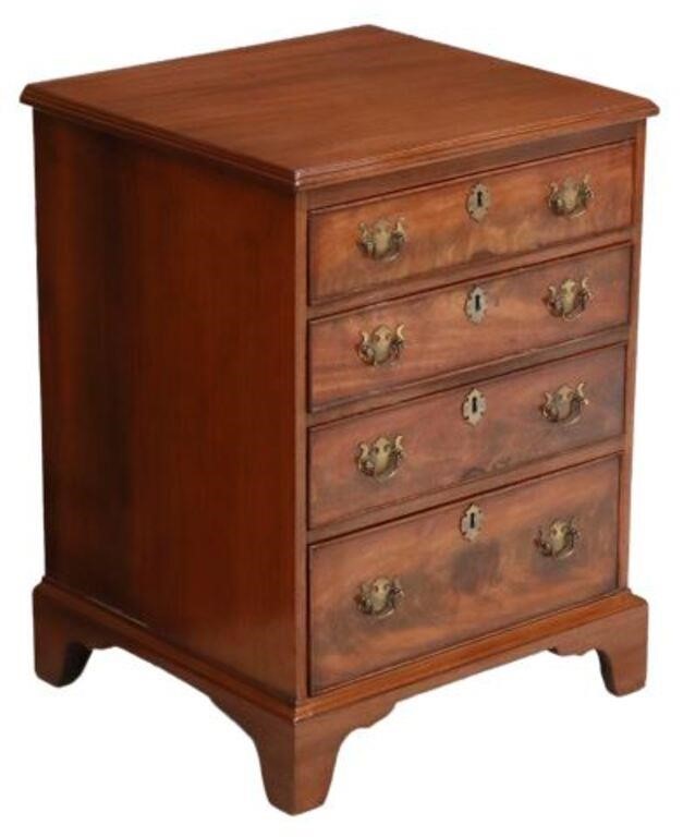 PETITE GEORGIAN STYLE MAHOGANY CHEST/