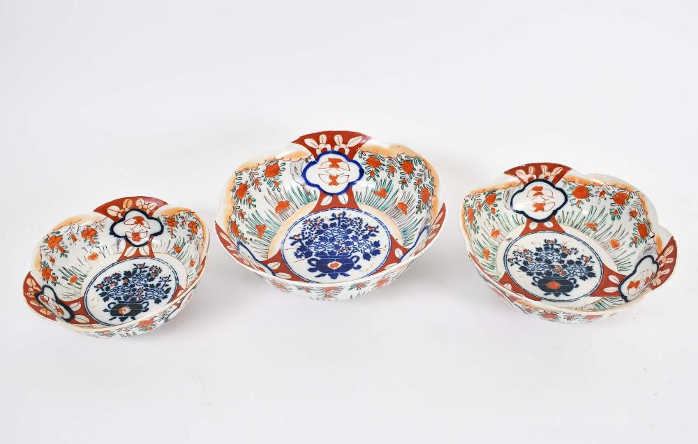 THREE JAPANESE IMARI PORCELAIN BOWLSGraduated