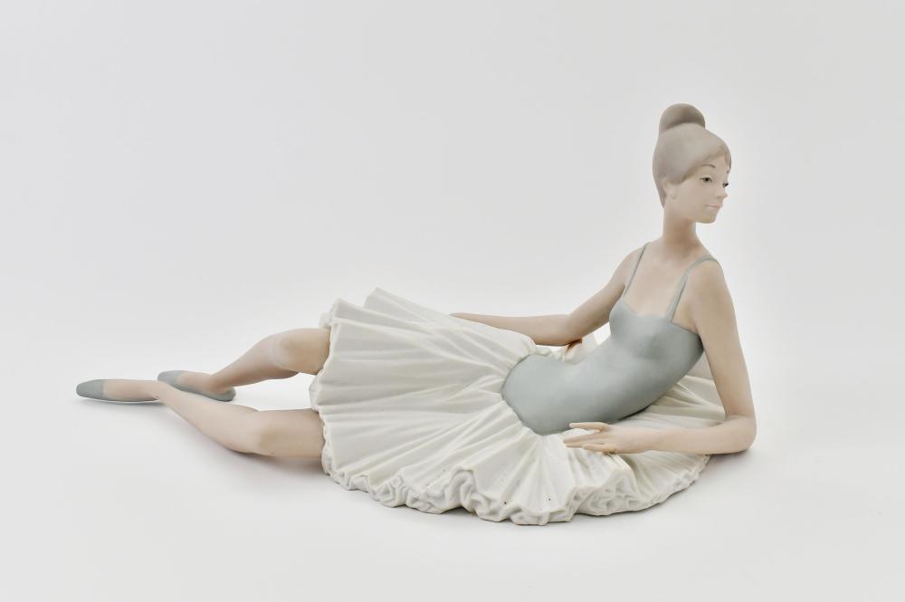 LLADRO PORCELAIN FIGURE OF A RECLINING 354195