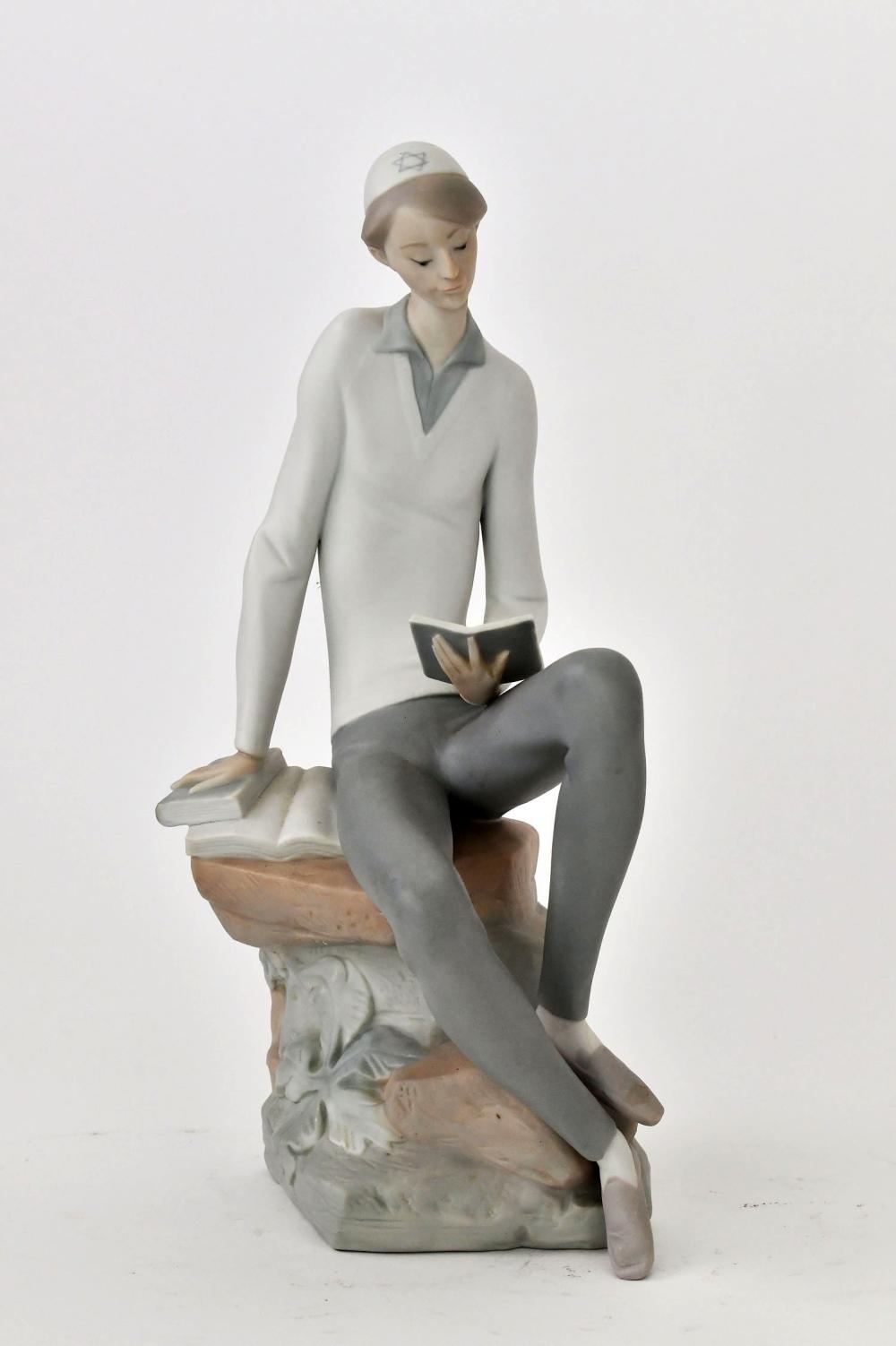 LLADRO PORCELAIN FIGURE OF A YOUNG