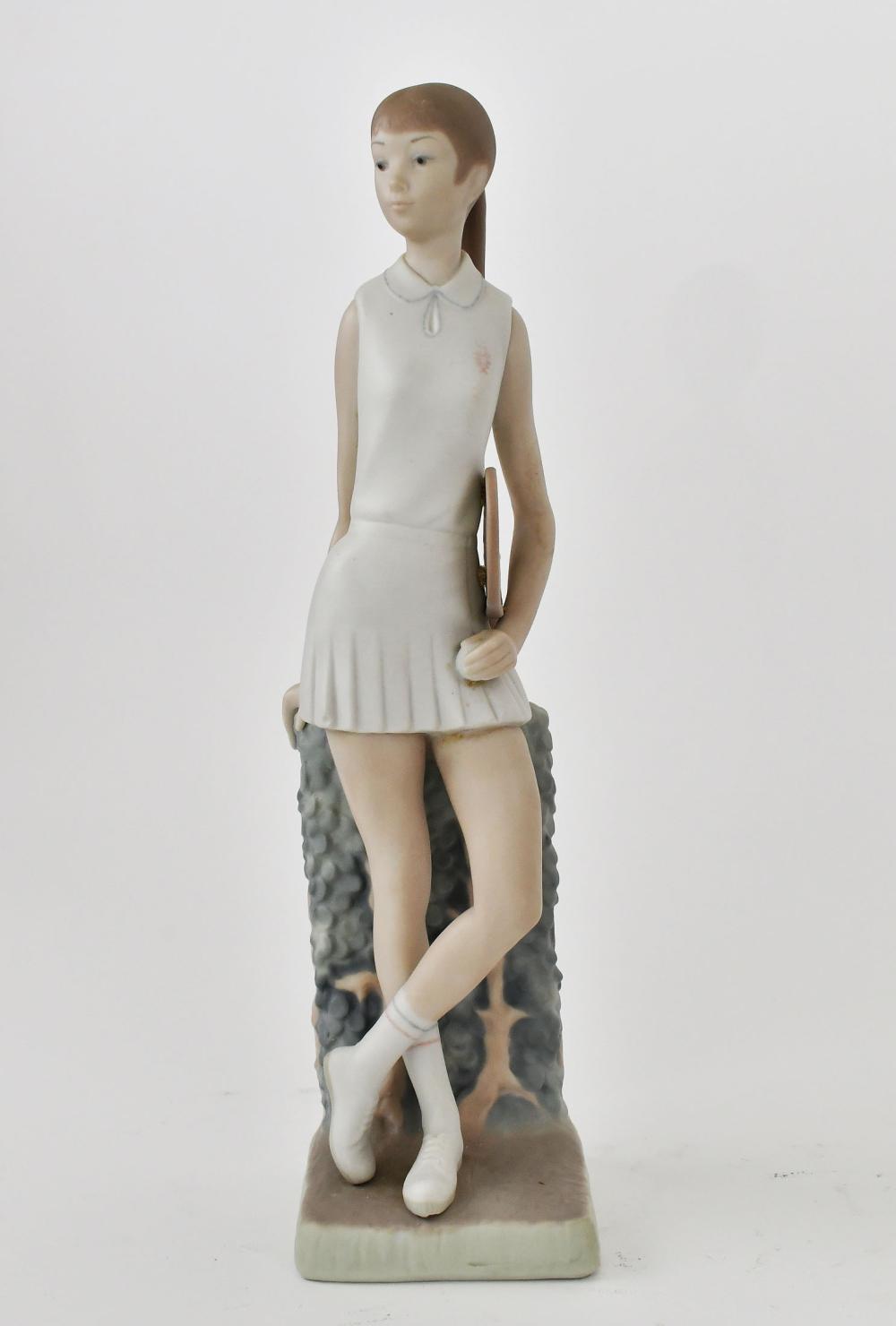 LLADRO PORCELAIN FIGURE OF A FEMALE