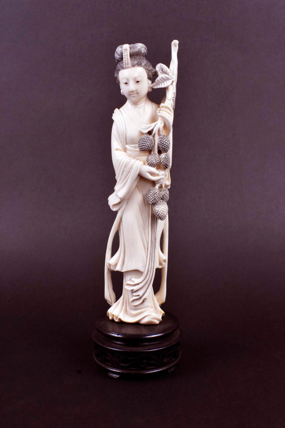 CHINESE CARVED FIGURE OF A MAIDENThe 3543c9