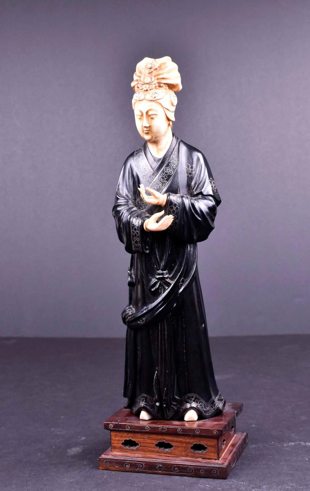 UNUSUAL CHINESE CARVED FIGURE OF 3544f5