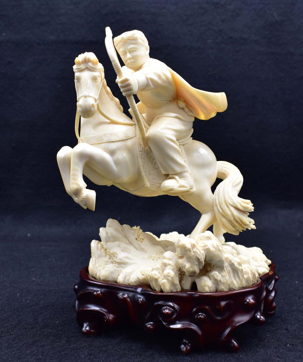 FINE CHINESE CARVING OF AN ARCHER 35455c