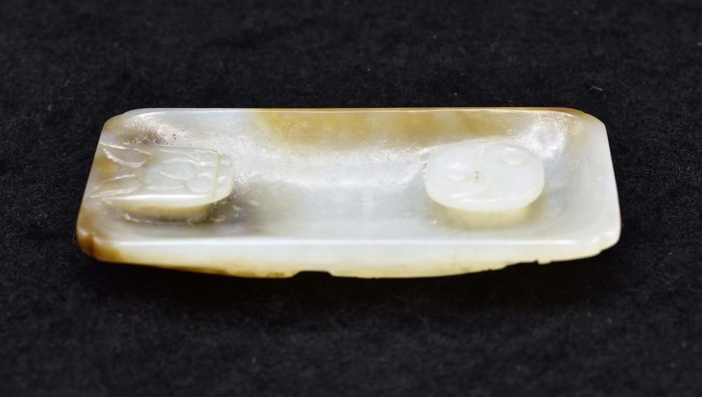 CHINESE BROWN AND WHITE JADE BELT BUCKLEThe