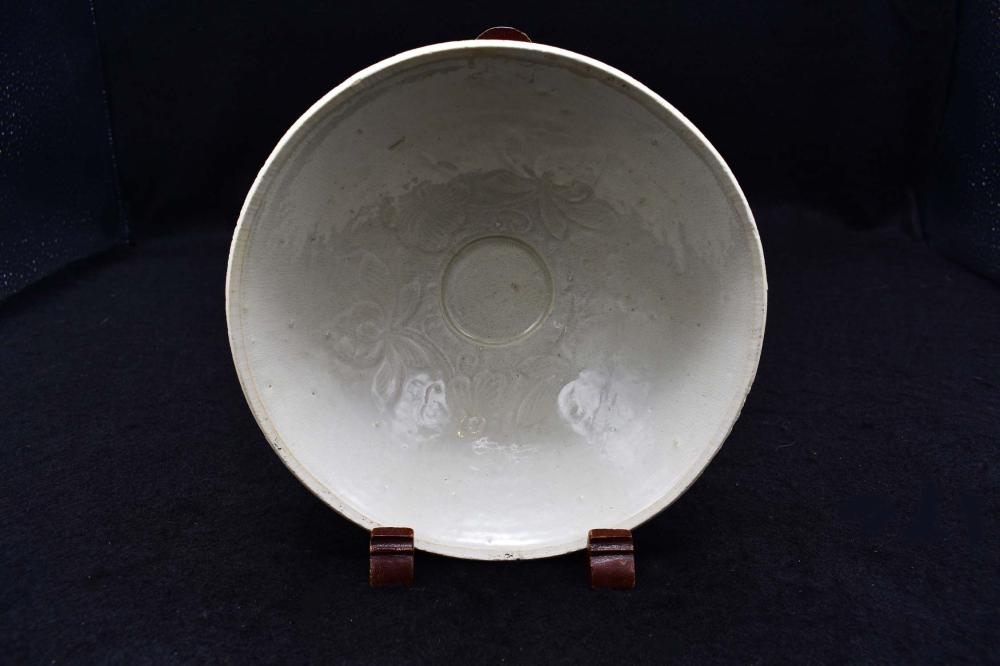 CHINESE SLIP DECORATED WHITE GLAZED 3545b0