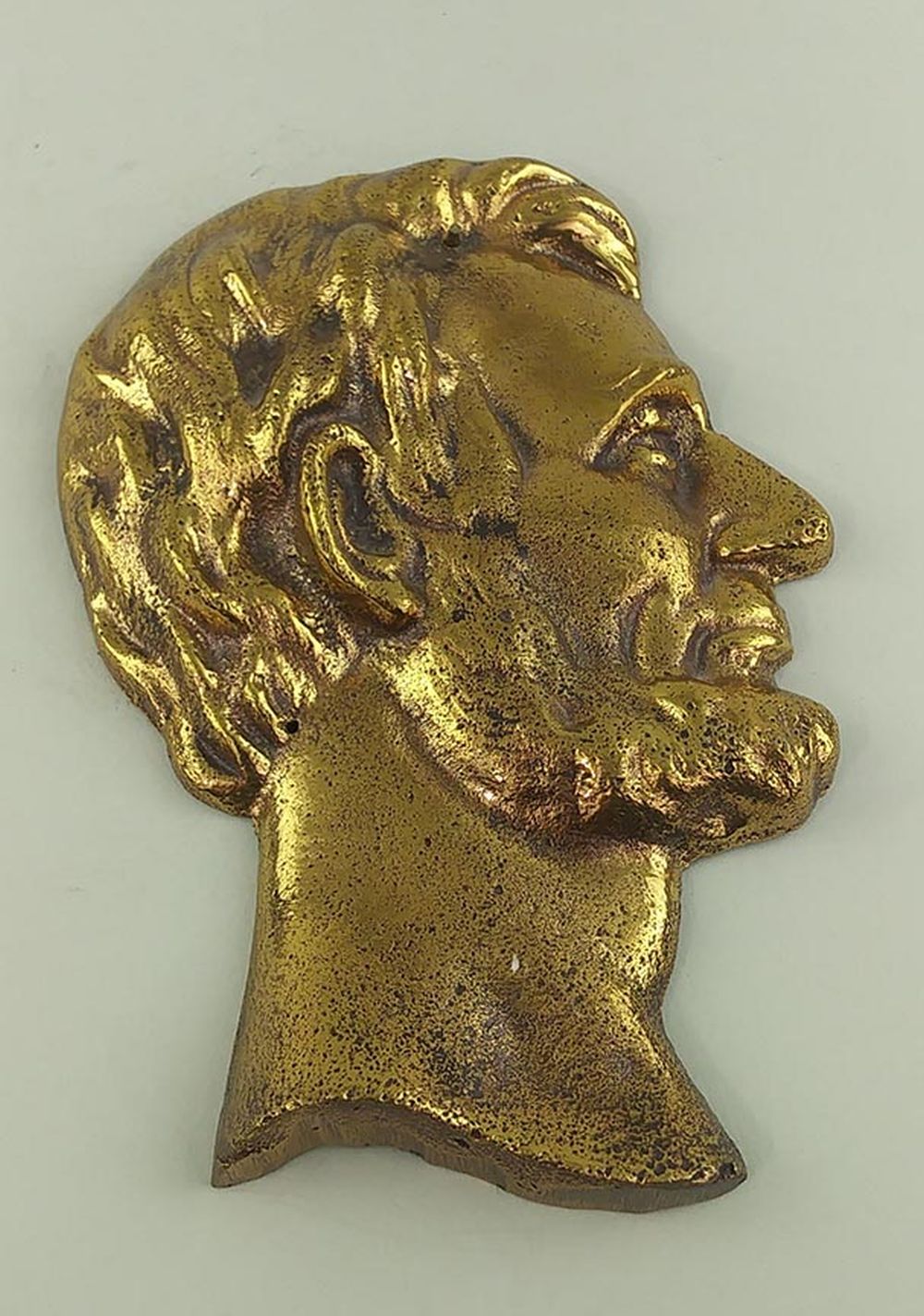 BRASS PLAQUE OF A LINCOLN BUST 354857