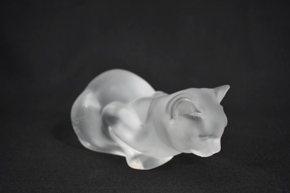 FROSTED GLASS RECUMBENT CATModern  35490e