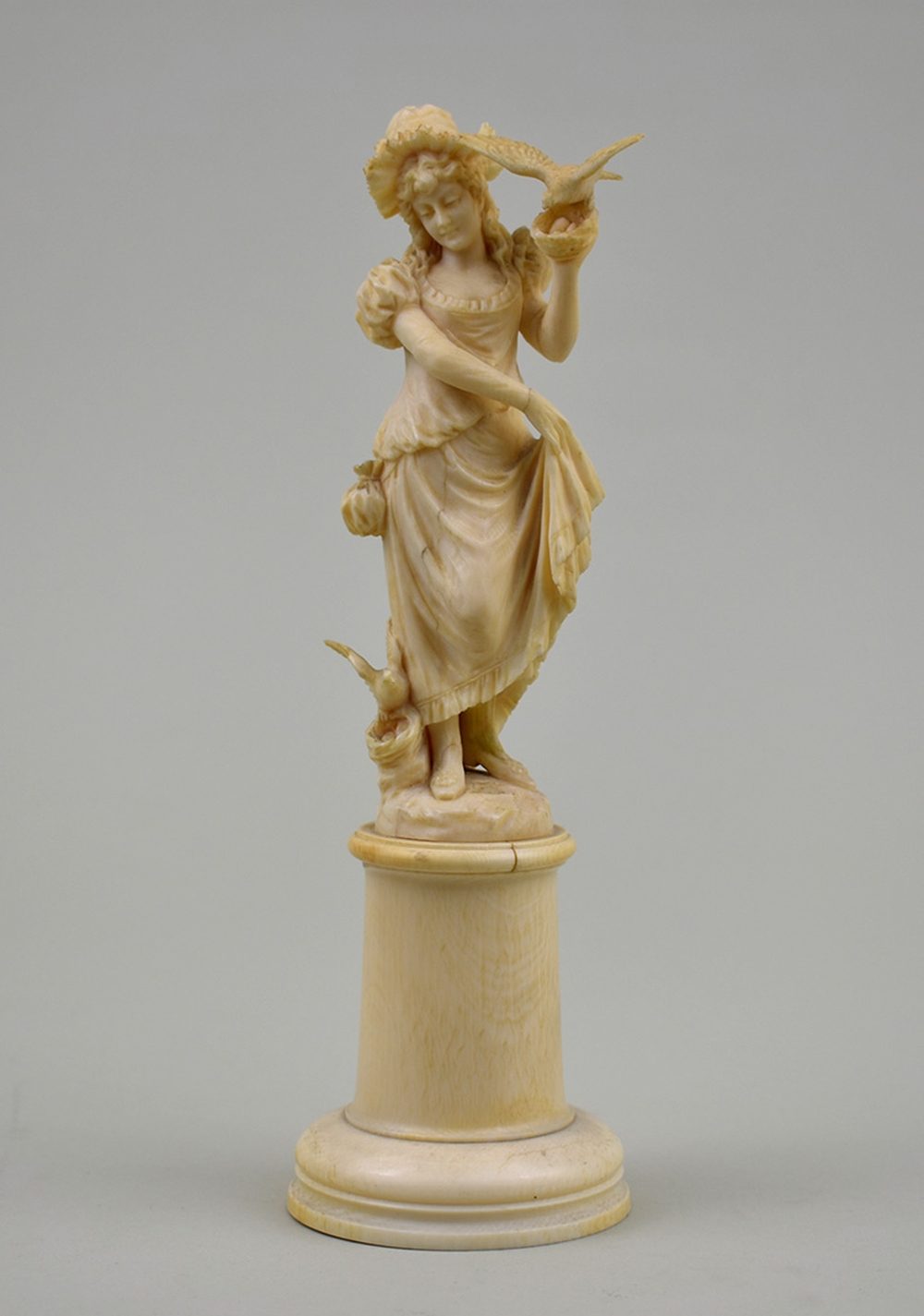 CONTINENTAL IVORY FIGURE OF A MAIDEN 35490f