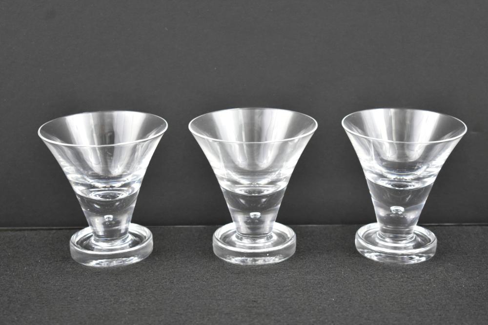 SET OF EIGHT COLORLESS GLASS CORDIALSModern  354995