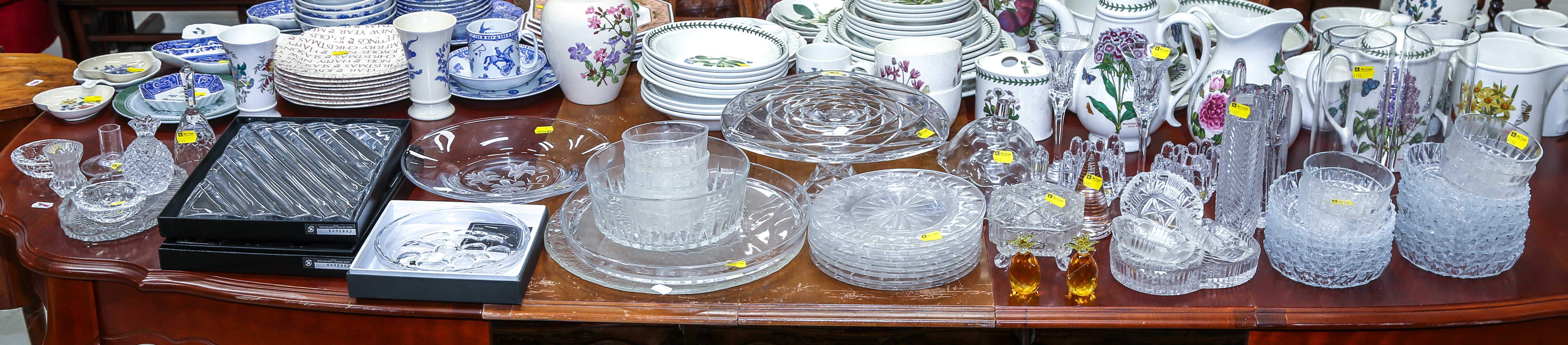 LARGE ASSORTMENT OF USEFUL GLASSWARE 354adf