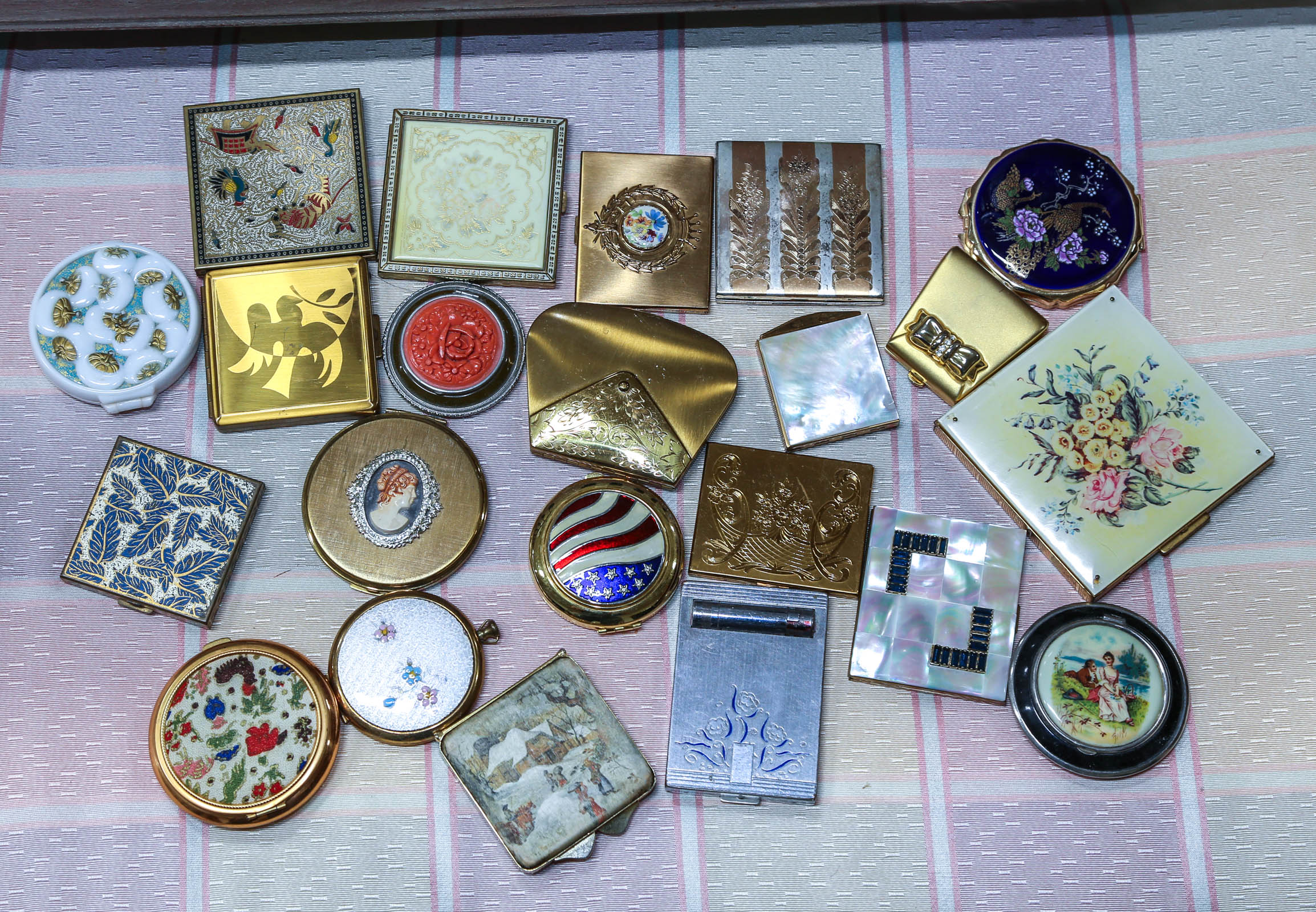 ASSORTMENT OF LADIES' COMPACTS