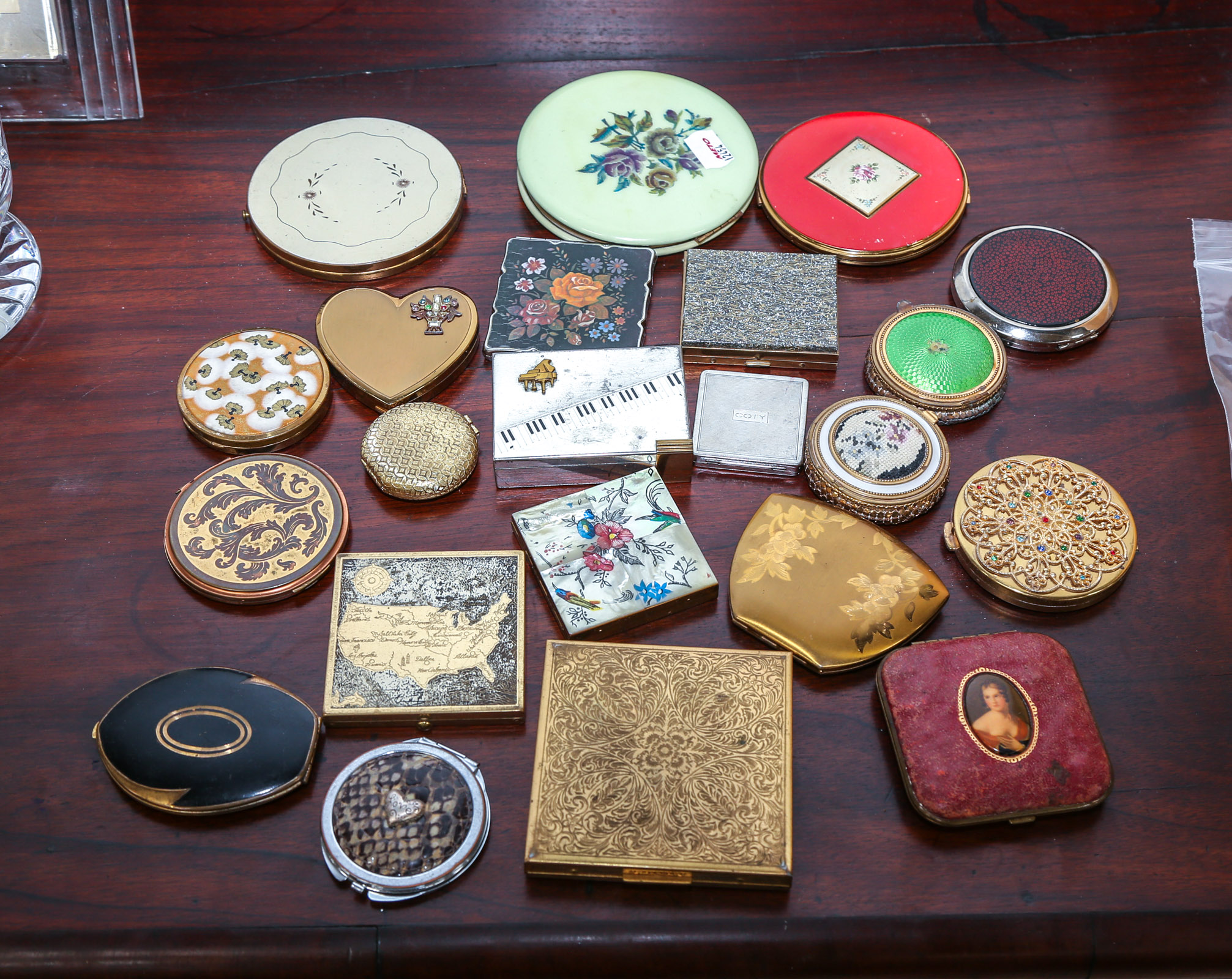 GROUP OF LADIES' COMPACTS Most,