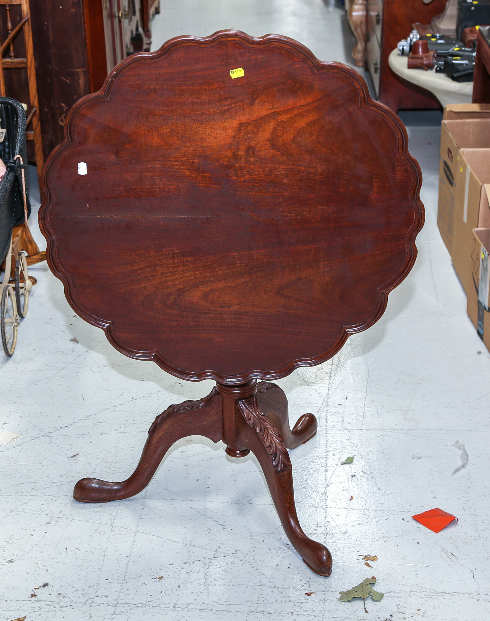 CHIPPENDALE STYLE MAHOGANY TILT TOP 354b9a