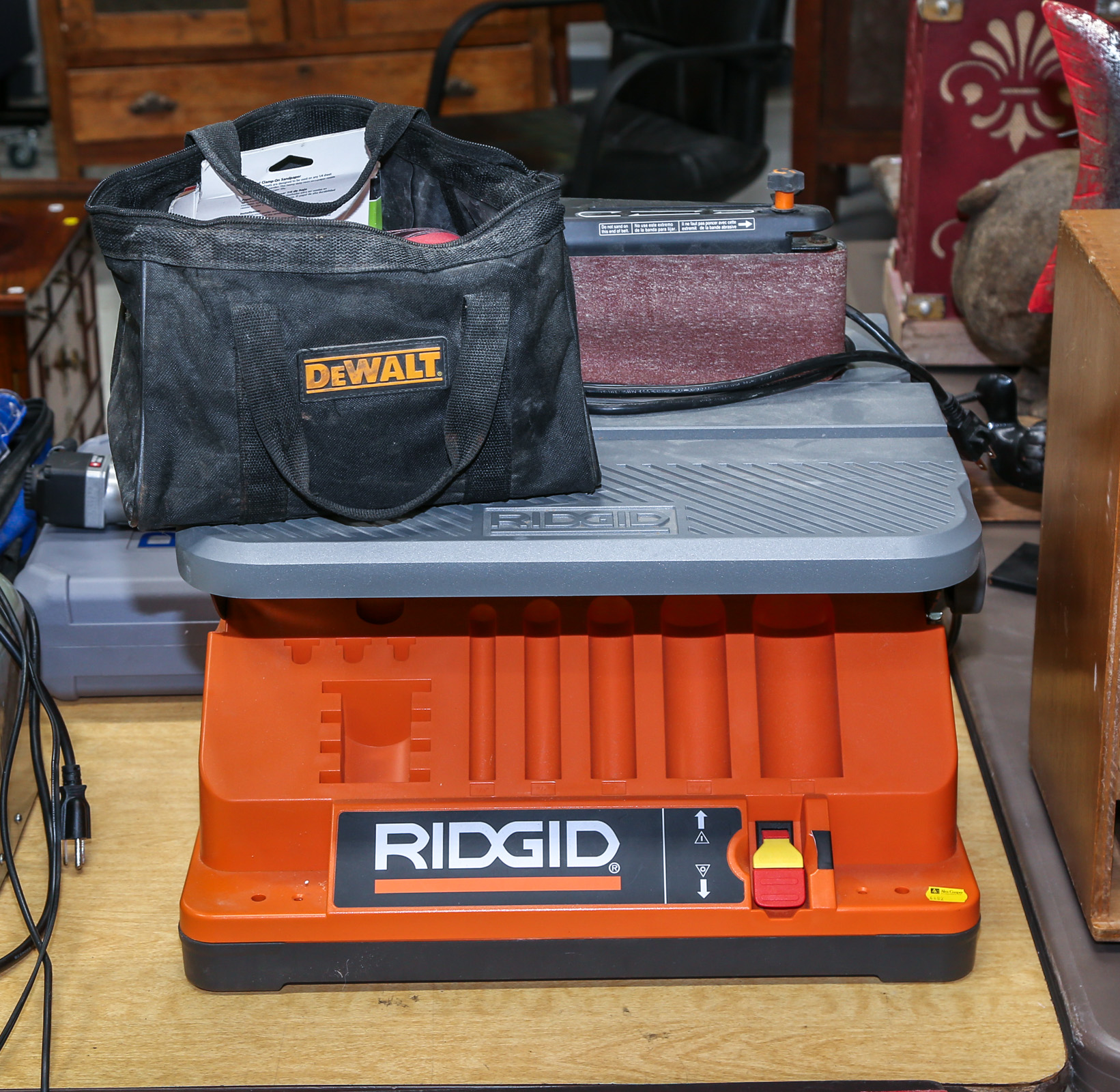 RIDGID TABLE TOP SANDER With assorted 354bc6