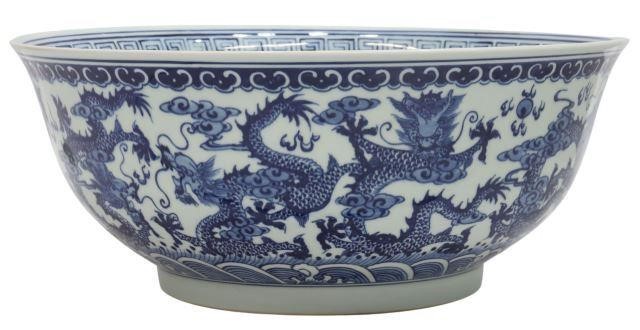 CHINESE BLUE & WHITE PORCELAIN CENTER