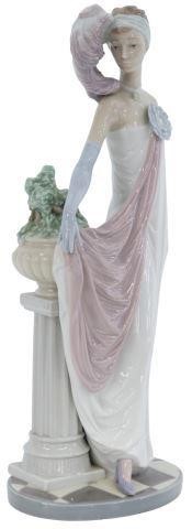 LLADRO PORCELAIN FIGURE SOCIALITE  357ba8