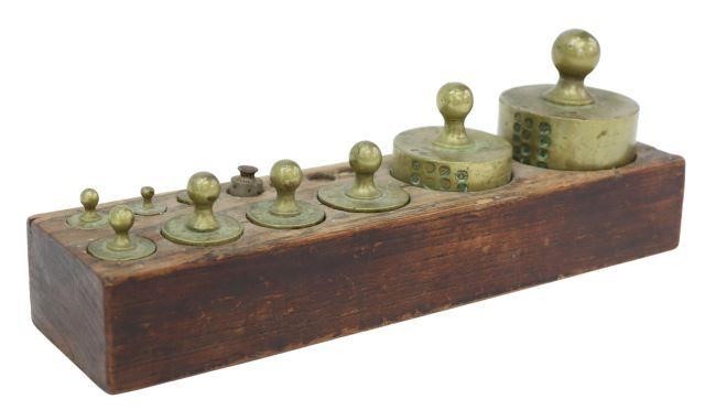  10 VINTAGE BRASS SCALE WEIGHTS lot 3584ee