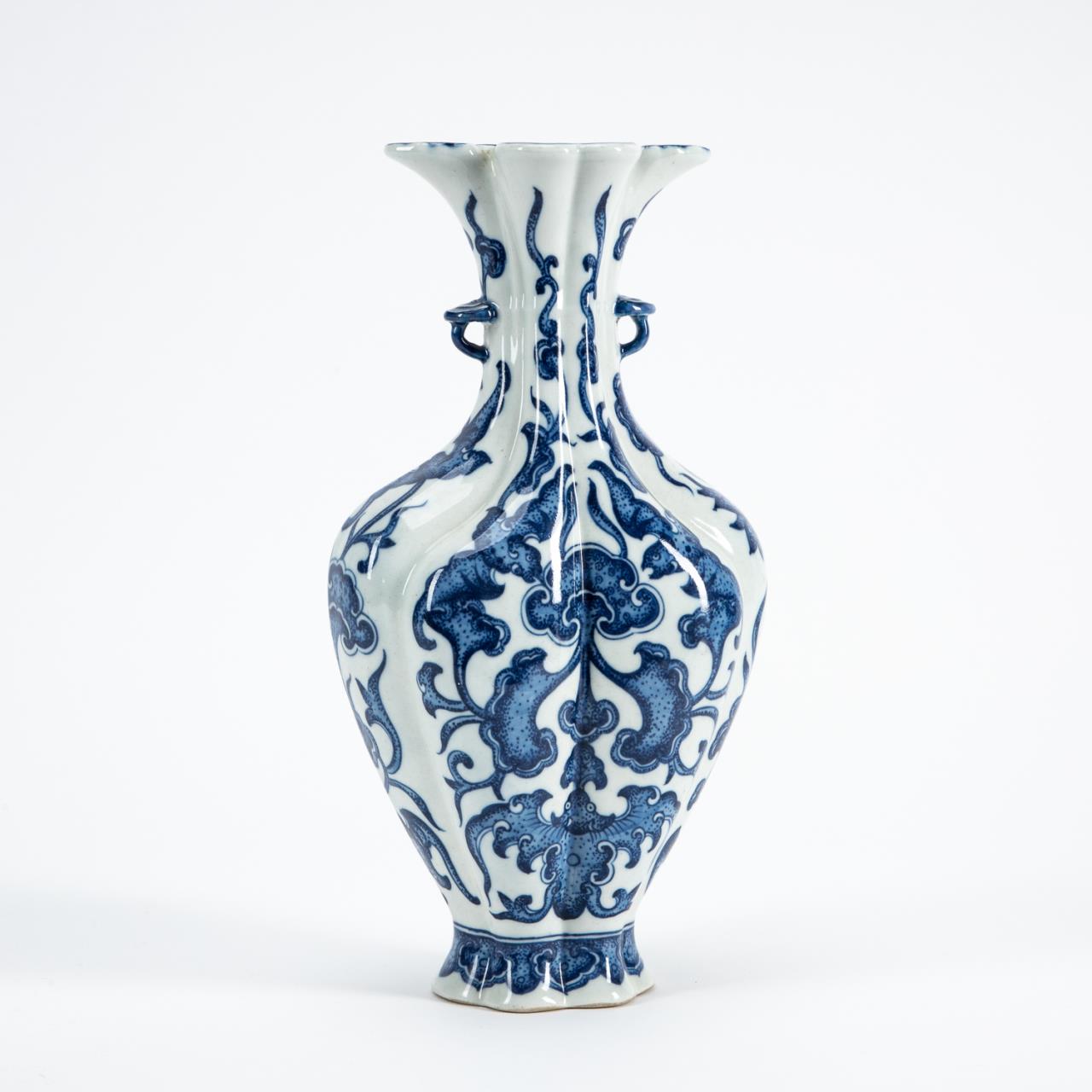 CHINESE PORCELAIN BLUE AND WHITE TULIP