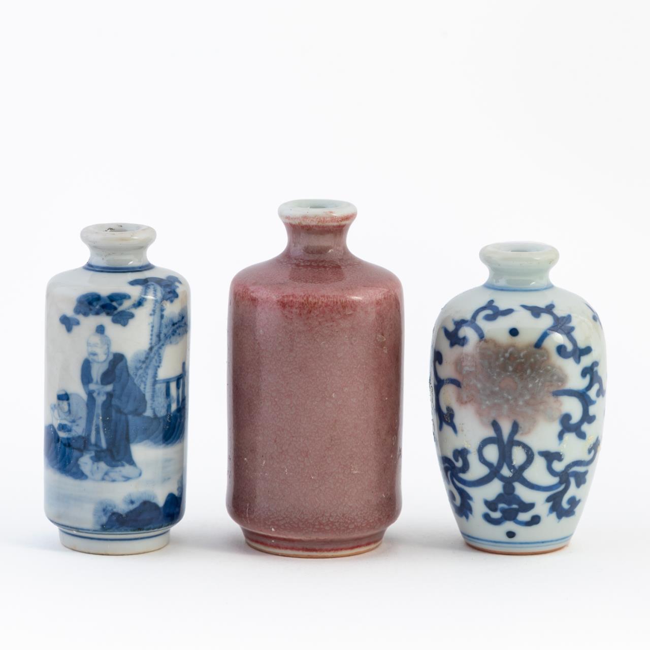 THREE CHINESE PORCELAIN SNUFF BOTTLES 358ca0