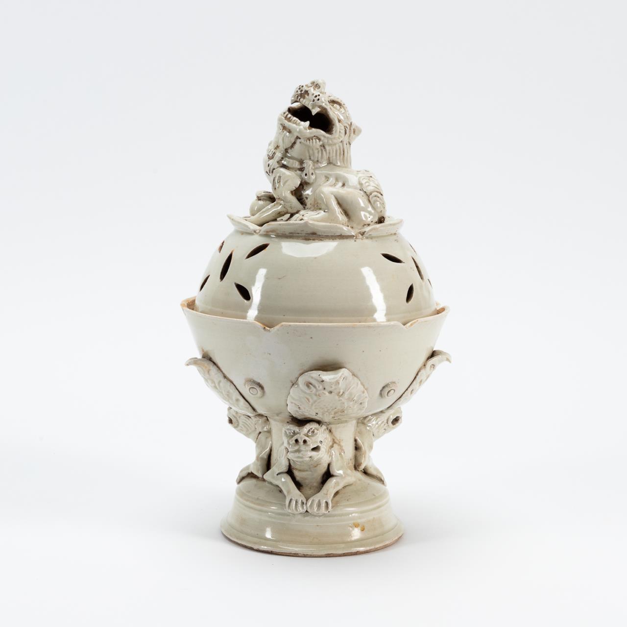 WHITE LIDDED GUARDIAN LION CERAMIC 358ccc