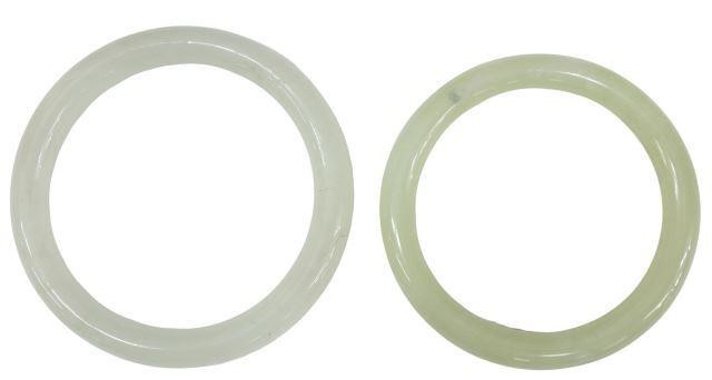  2 CHINESE JADE BANGLE BRACELETS lot 358d11