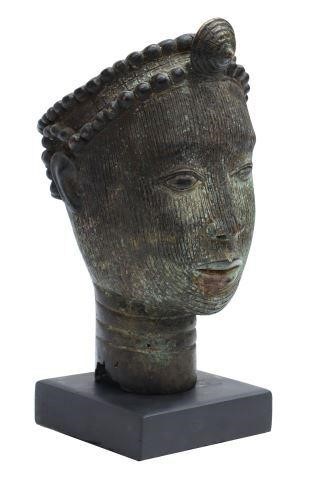 AFRICAN BRONZE HEAD OF AN ONI  35703c