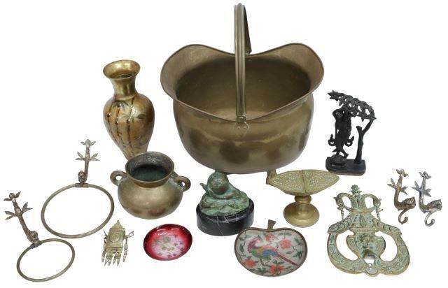 GROUP OF DECORATIVE METALWARE ITEMS,