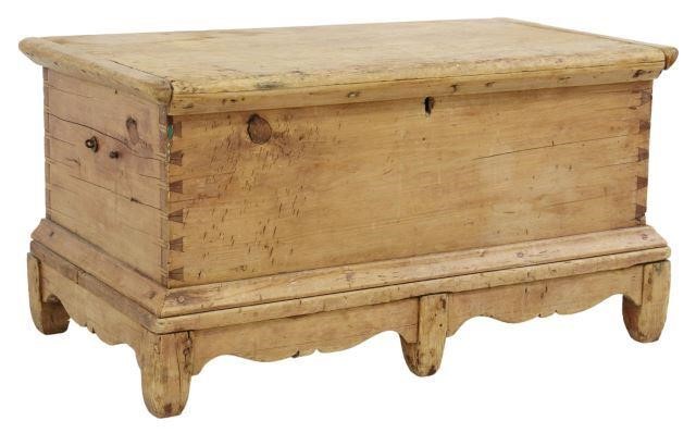 ANTIQUE AMERICAN PINE STORAGE TRUNKAmerican