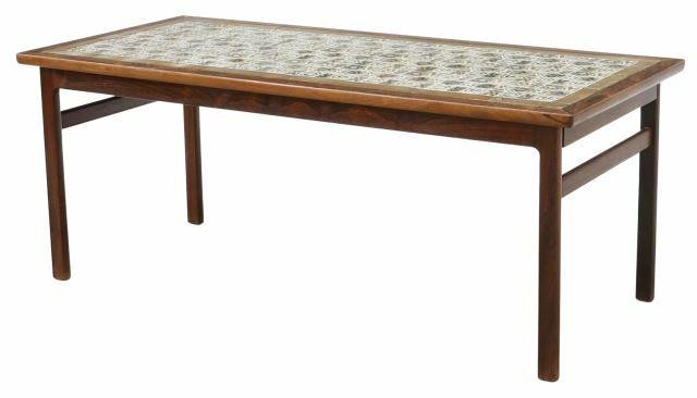 MID CENTURY ROSEWOOD COFFEE TABLE  35a0f8