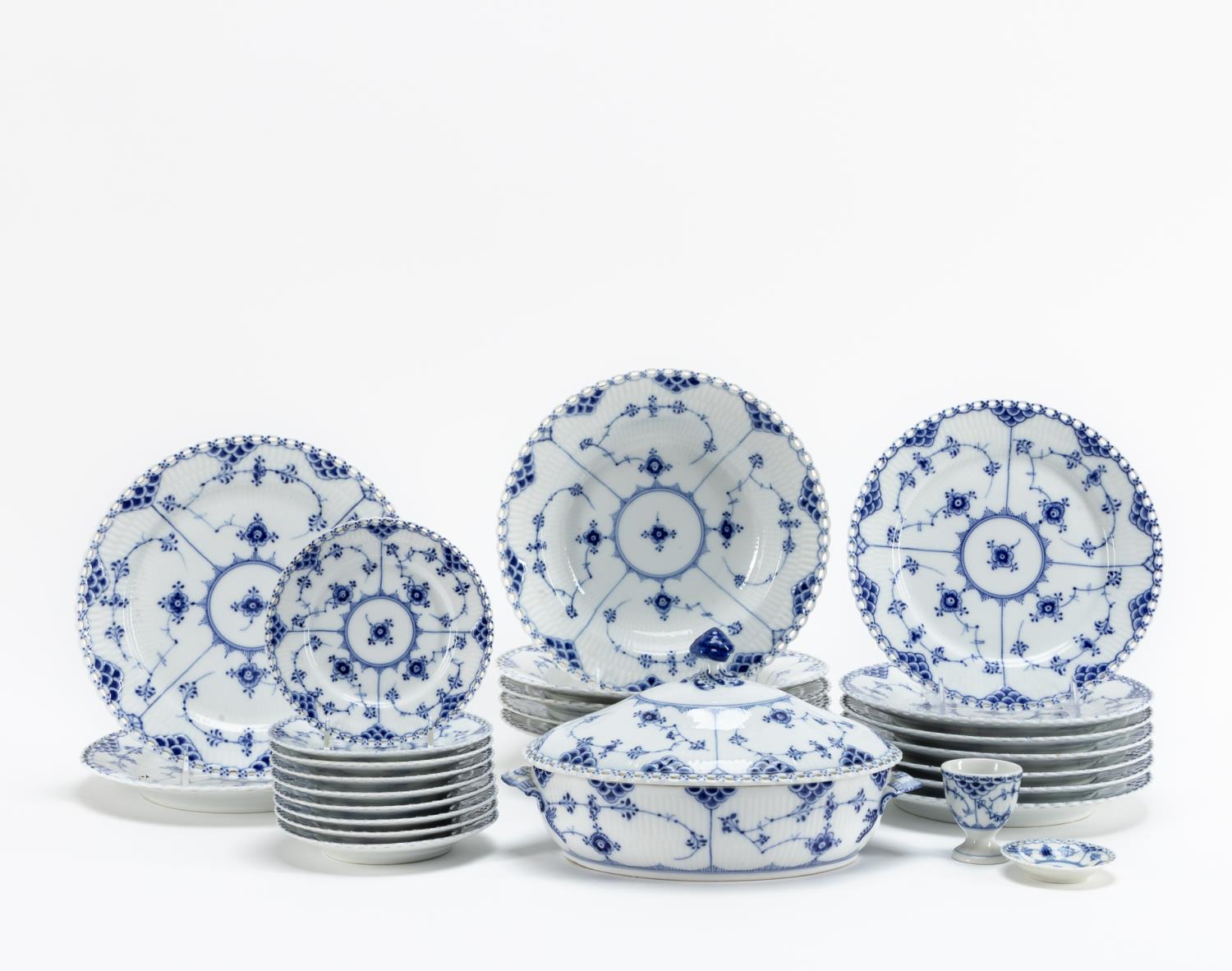 26 PC ROYAL COPENHAGEN BLUE & WHITE